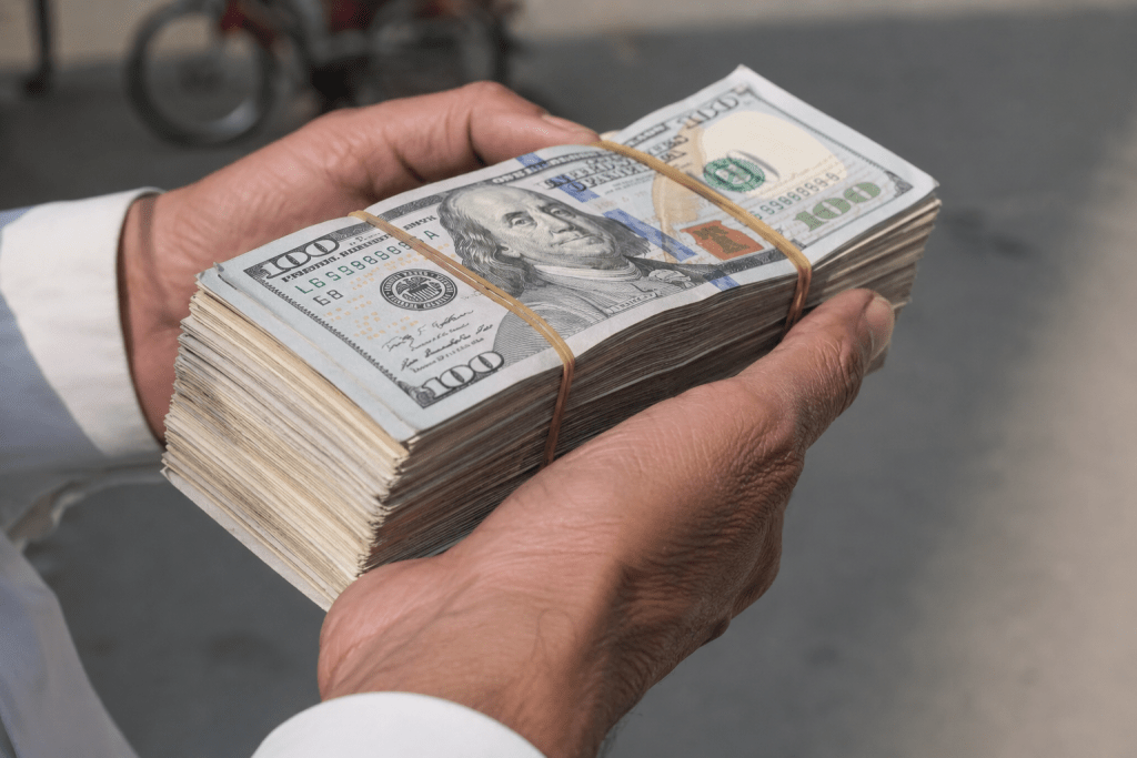 Global currencies under pressure as dollar strengthens and yen weakens