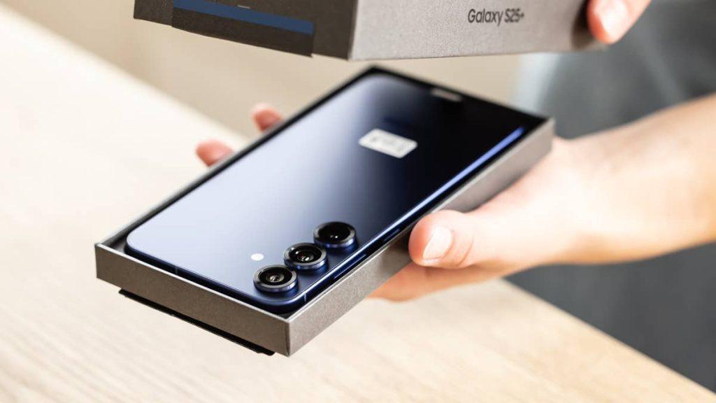 Qualcomm deepens ties with major Apple rival