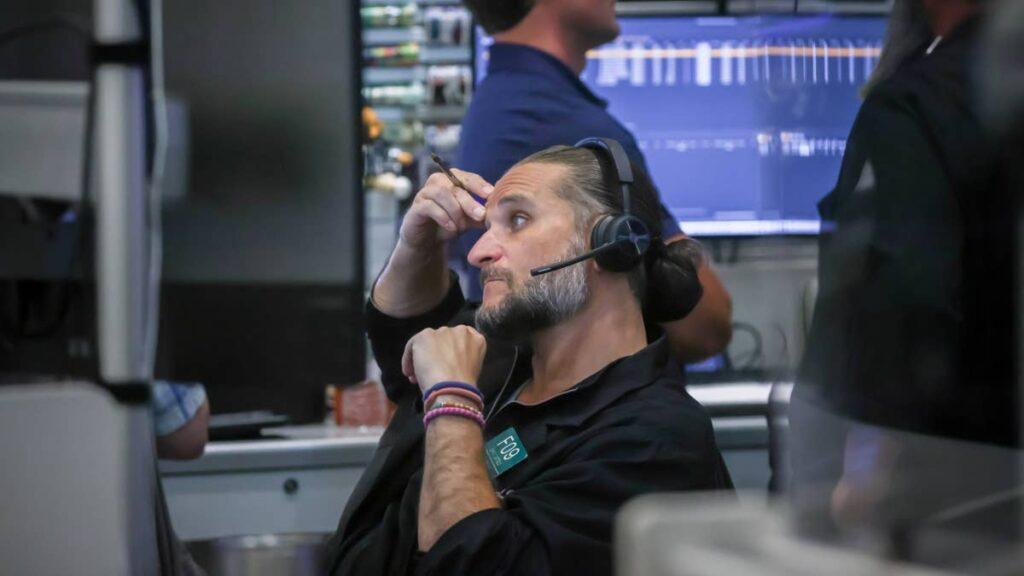 43-year veteran Wall Street analyst sounds alarm on stocks after rare signal flashes
