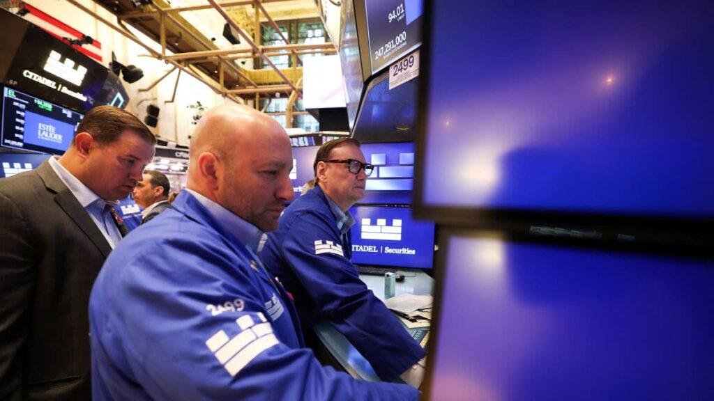 Schwab, Vanguard growth ETFs flag a costly investor trap