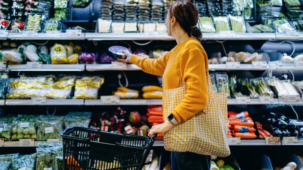 Skyrocketing gas prices can’t stop U.S. holiday retail spending growth